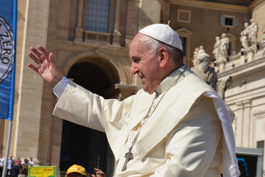 El Papa hace referencia al avance del juego en jóvenes en su último libro. 