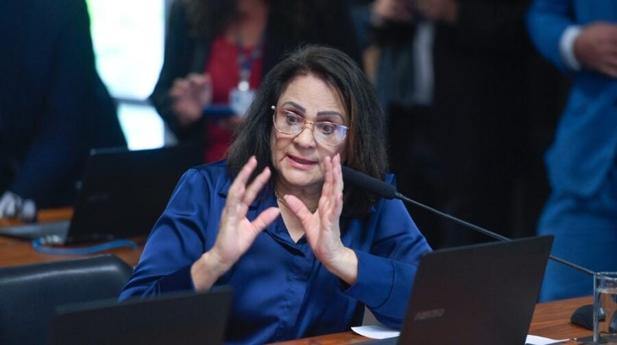 Senadora Damares Alves, relatora del proyecto.