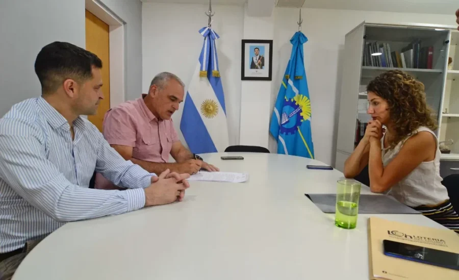 Firma del Acta Acuerdo de capacitación integral en ambiente. Foto: Lotería del Chubut.