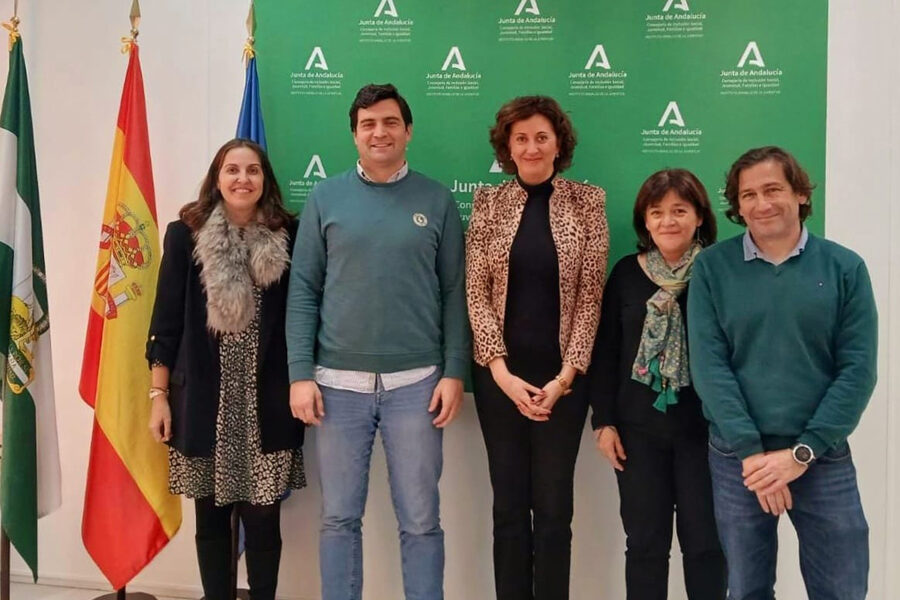 Miembros de la Plataforma para el Juego Sostenible y el Instituto Andaluz de la Juventud firmaron el acuerdo.