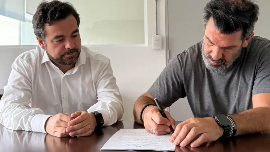 Jesús Acevedo, de LOTBA, y Fabián Turnes, secretario de deportes de CABA durante la firma del acuerdo.