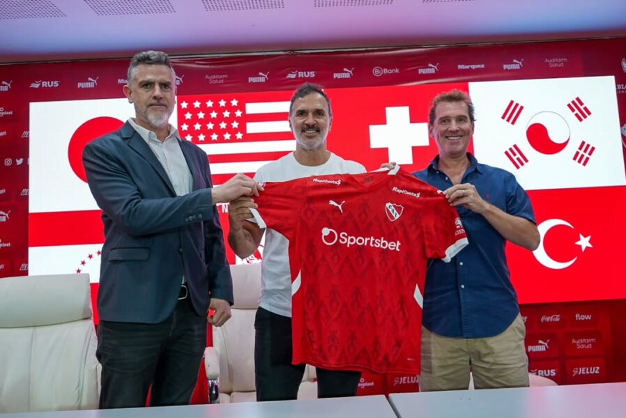 El sitio de apuestas online sea el main sponsor del club en 2025. Foto: Club Atlético Independiente. 