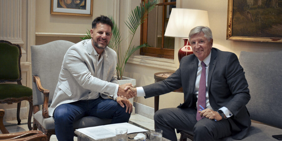 Gonzalo Atanasof junto al presidente del Jockey Club, Juan Villar Urquiza. Foto: IPLyC Buenos Aires. 