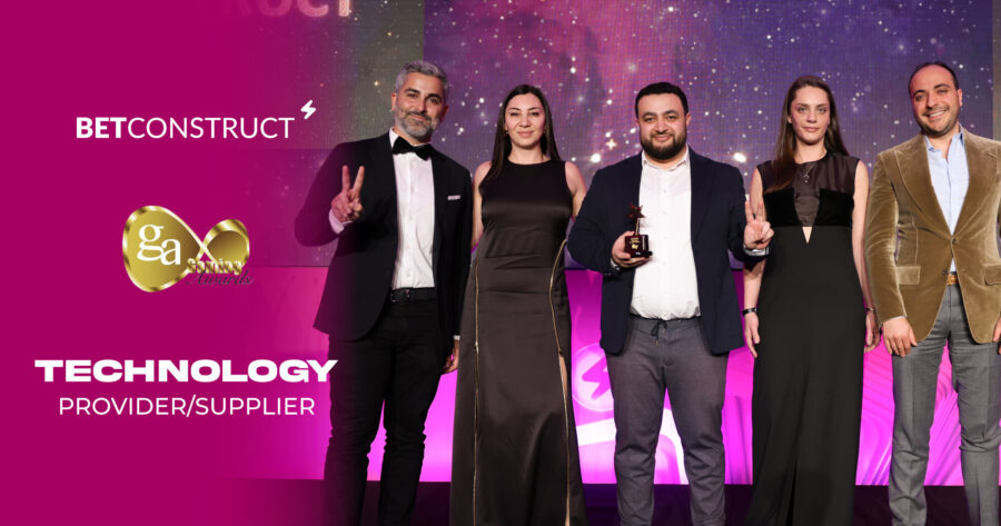 El equipo de BetConstruct recibe el premio.