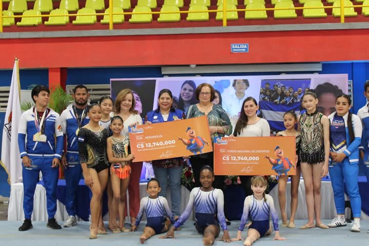 Ambas instituciones recibieron sus cheques. Foto: Lotería Nacional de Nicaragua.