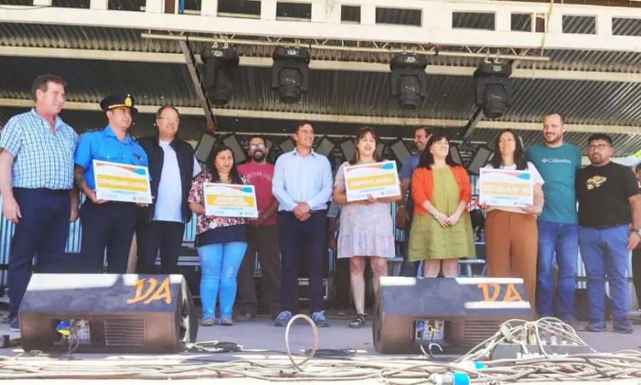 Las autoridades acompañaron la entrega de aportes. Foto: Lotería del Chubut. 