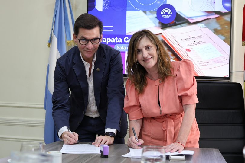 Las autoridades de la lotería y el Concejo local durante la firma del acuerdo. Foto: Lotería de Santa Fe.