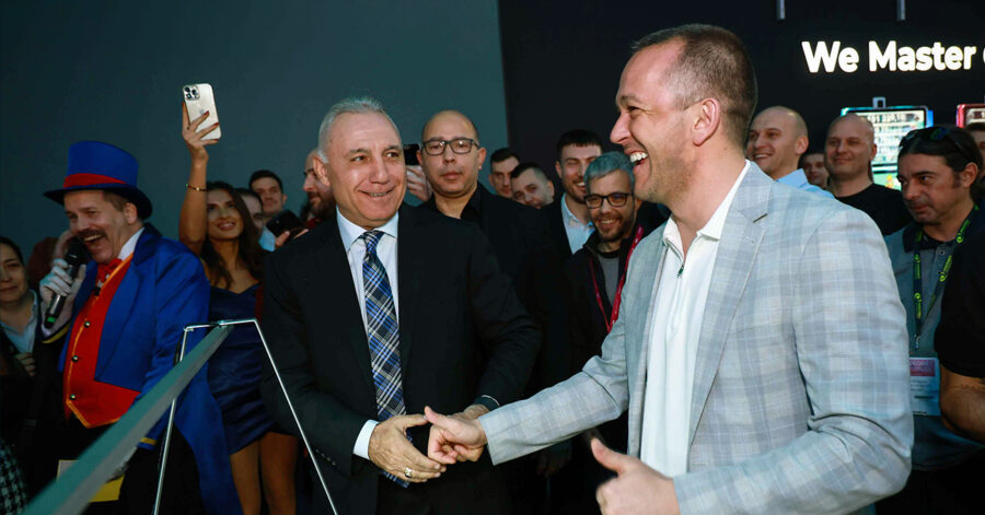  Ivo Georgiev, CEO de Amusnet y la leyenda del fútbol Hristo Stoichkov.