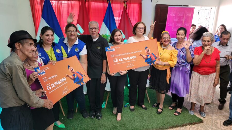 Entrega de cheques. Foto: Lotería Nacional de Nicaragua. 