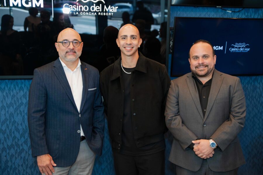Sigfrido de Jesús, Carlos Arroyo y Juan Santaella durante la firma del acuerdo. Foto: BetMGM.