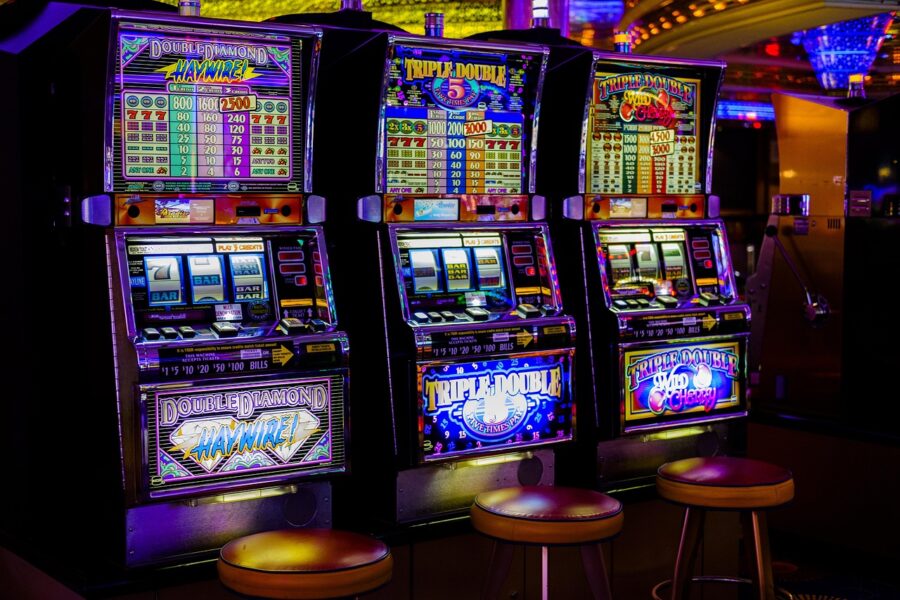 Foto de máquinas tragamonedas en un casino.