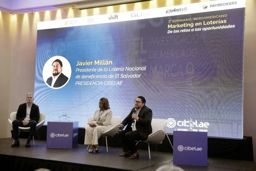 El acto de apertura contó con la participación destacada de Javier Milián, Esmeralda Britton González, y Alfonso Galiano. Foto: Cibelae. 
