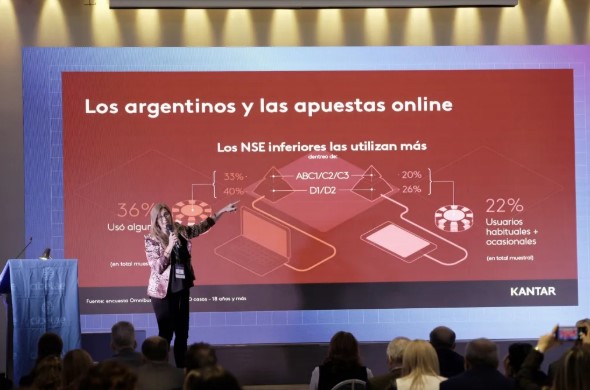 Valeria De Urraza exponiendo datos durante la jornada.