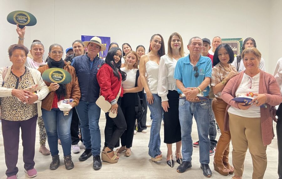 Los vendedores que formaron parte del evento junto con la titular de la Lotería. Foto: Lotería del Risaralda.