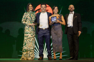 Celina Guedes, directora regional de EGT en Brasil, recibiendo el premio en los SiGMA Americas Awards.
