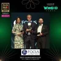 Fernando Saffores, CEO y fundador de Focus Gaming News, recibe el premio en los SiGMA Americas Awards.
