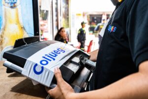 Foto de un empleado de Coljuegos incautando elementos ilegales.