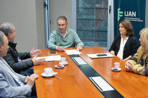 Firma del acuerdo entre representantes de los organismos. Foto: IJAN Neuquén.