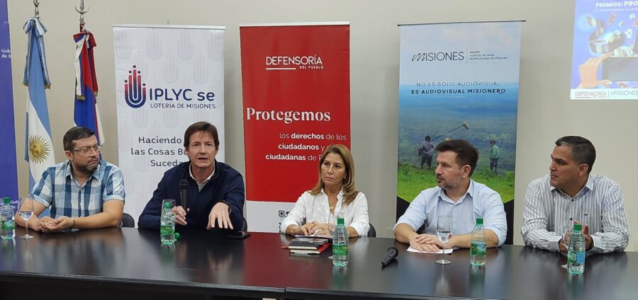 autoridades del iplyc misiones en la presentacion del concurso "reflejos de azar"