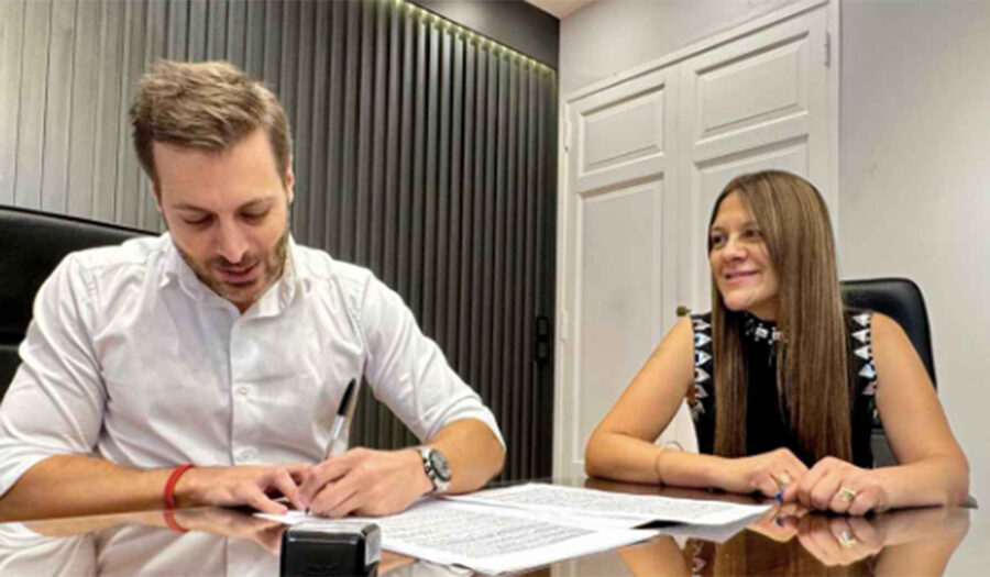 Presidente de Lotería Chaqueña, Lucas Apud Masín, y la la intendente de Los Frentones, Judith Gómez firman acuerdo. Foto: Lotería Chaqueña.