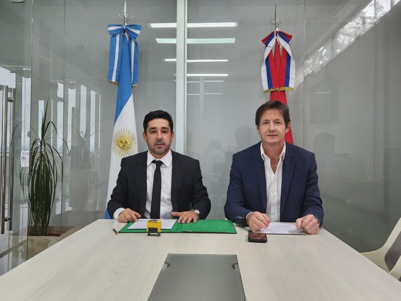 El procurador general, Carlos Jorge Giménez, y el presidente del IPLyC, Héctor Rojas Decut. Foto: IPLyC Misiones. 