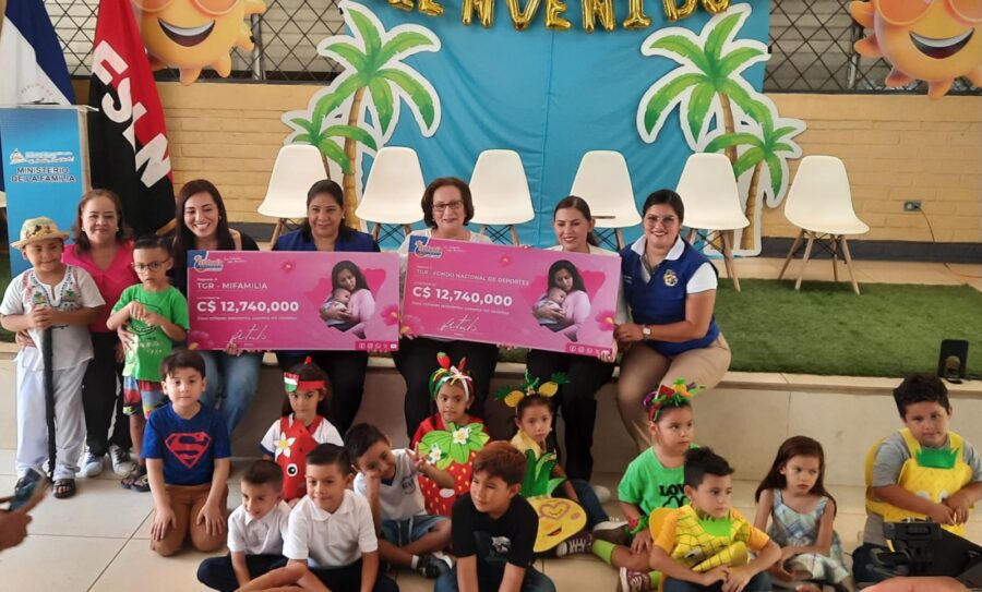 Entrega de cheques correspondientes al mes de abril. Foto: Lotería Nacional de Nicaragua.