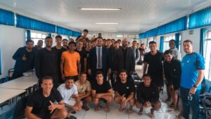 Directivos de Lottopar junto a los jóvenes que participaron de la jornada. Foto: Lottopar.