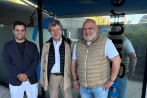 Alejandro Muiños, vicepresidente de AGEO, Víctor Mato, presidente de AGEO, y Francisco Luis Gil, presidente de Agalure.
