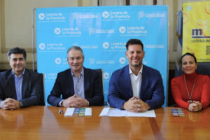 Firma del convenio entre IPLyC y Lotería La Neuquina por el nuevo lanzamiento. Foto: Lotería de la Provincia.