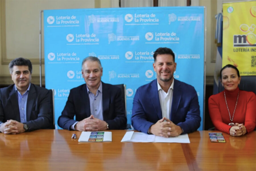 Firma del convenio entre IPLyC y Lotería La Neuquina por el nuevo lanzamiento. Foto: Lotería de la Provincia.