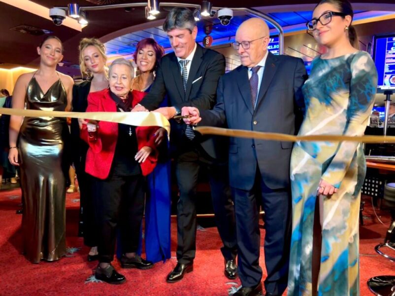 Autoridades en el corte de cinta protocolar. Foto: Casino de Villajoyosa.