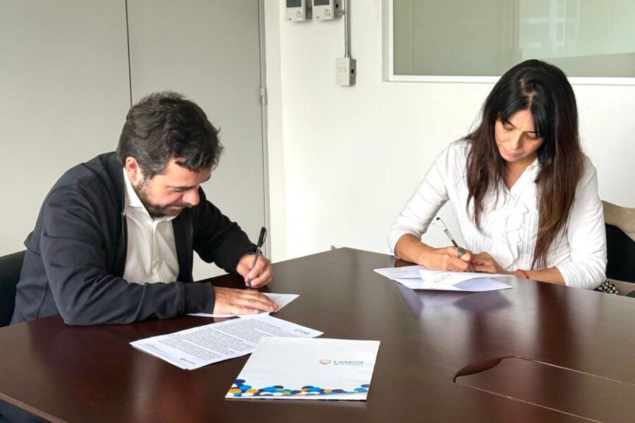 Firma del acuerdo. Foto: LOTBA.
