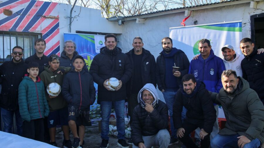 Miembros de la Lotería de la provincia de Buenos Aires junto a miembros del club.