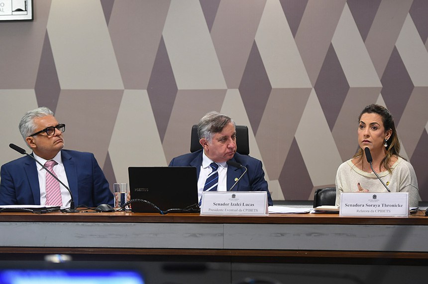 Sérgio Pompilio, de Conar, junto a los senadores Izalci Lucas y Soraya Thronicke, de la CPI de Apuestas. Foto: Edilson Rodrigues/Agência Senado. 