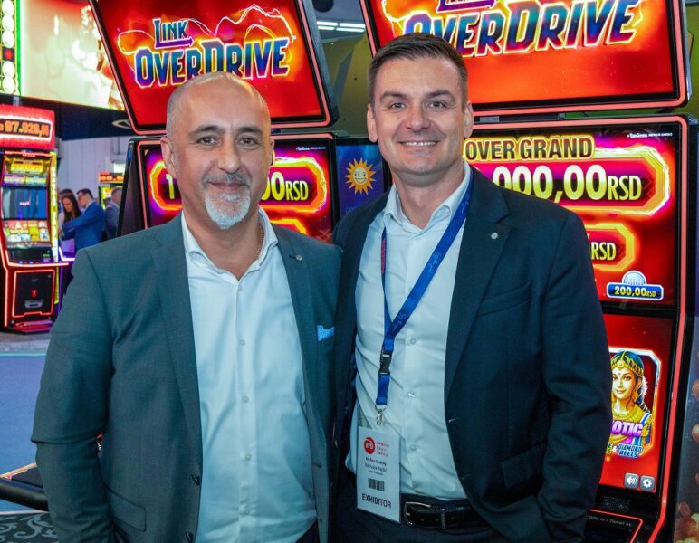 Athanasios "Sakis" Isaakidis, director ejecutivo internacional de Merkur Gaming, y Borivoje Rajšić, director de ventas de Merkur Gaming Serbia.