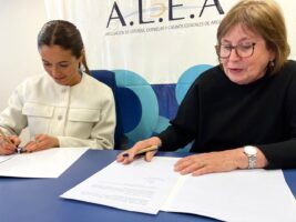 Ida López, presidente de ALEA y María de las Mercedes Aranguren, de Fundación Convivir, durante la firma del convenio. Foto: ALEA.