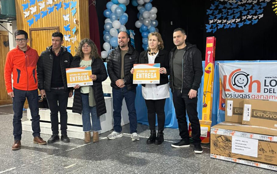 La Lotería del Chubut donó computadoras y material educativo en escuelas de Esquel