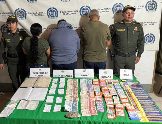 Las fuerzas de seguridad junto con las personas detenidas. Foto: Lotería de Bogotá.