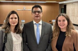 Hazenclever Lopes Cançado, Fabíola Esteves y Nacibe Cade, de Loterj, durante el encuentro. Foto: Loterj.