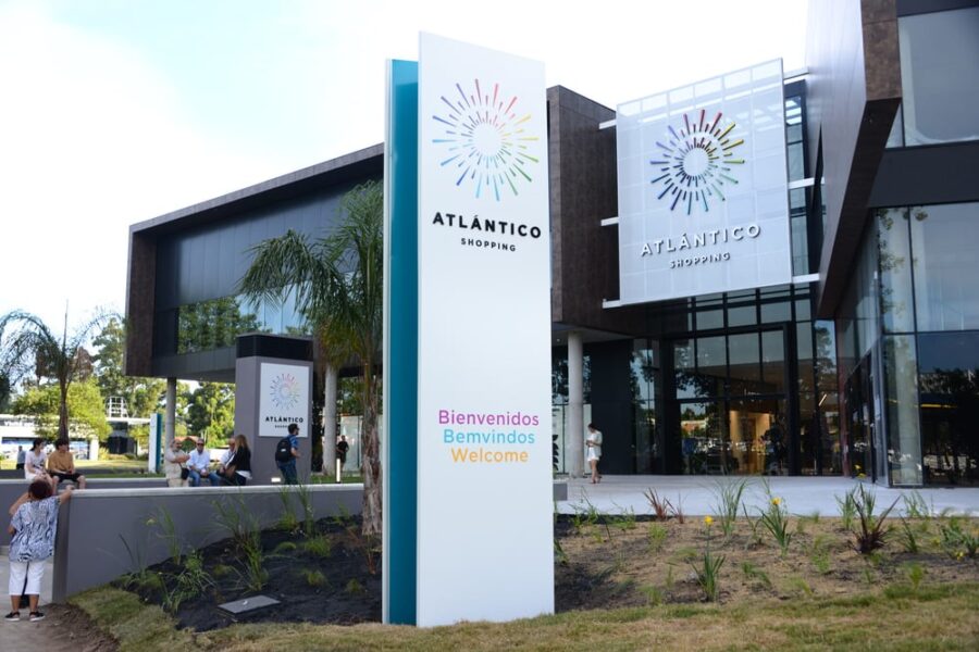 Entrada del Atlántico Shopping.