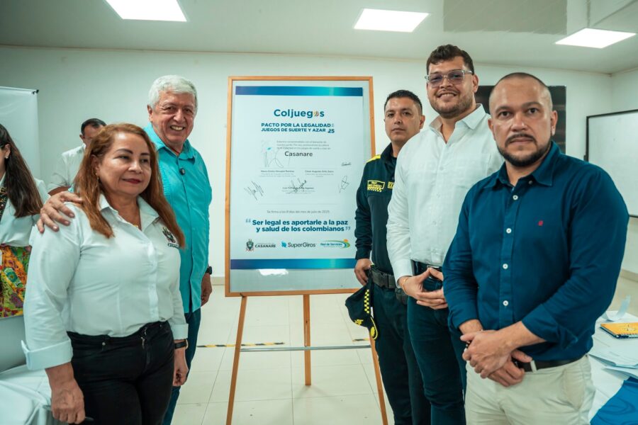 Marco Emilio Hincapié, de Coljuegos, junto a las autoridades locales durante la firma. Foto: Coljuegos.