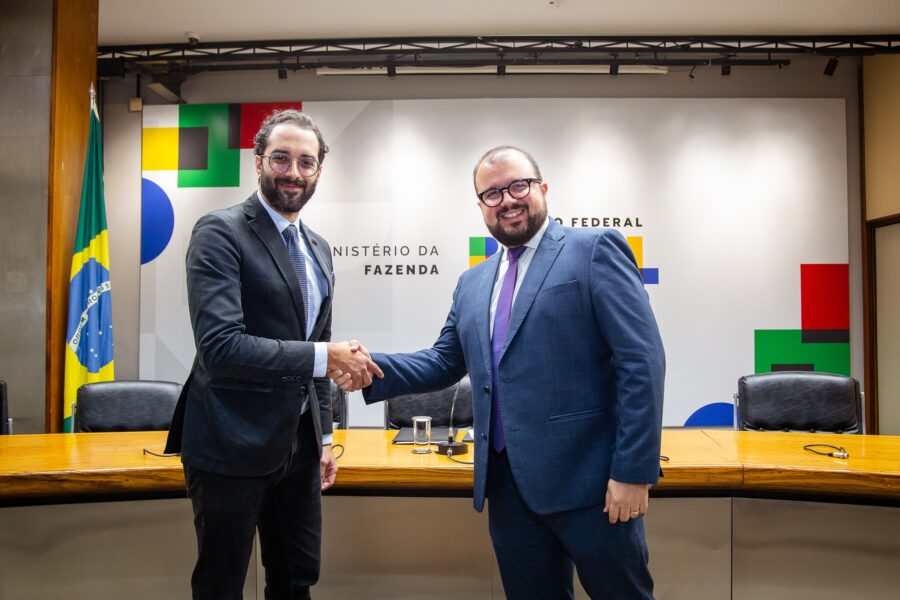 Felipe França, director ejecutivo del Consejo Digital, y Regis Dudena, de la SPA durante la firma del convenio. Foto: Washington Costa.