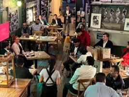 Foto de gente en un bar.