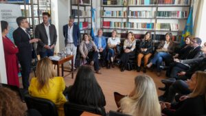 Foto de un grupo de personas participando de una charla.
