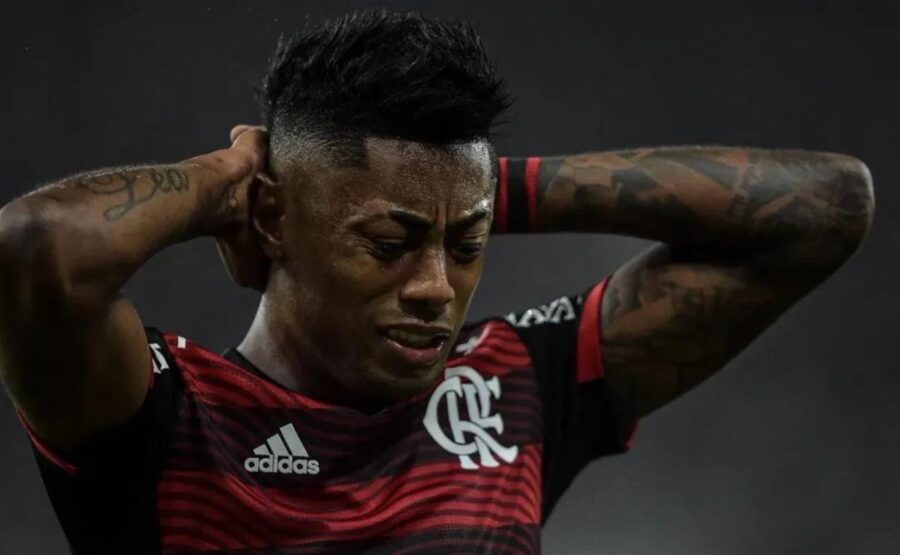 Bruno Henrique recibe suspensión de 12 partidos y multa de USD10.700 por violar la ética deportiva
