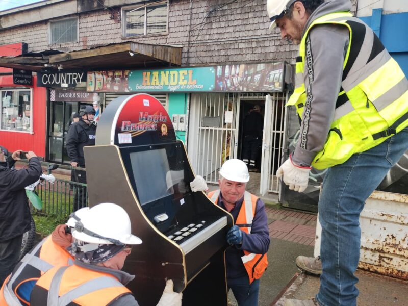 Autoridades del municipio chileno de Puerto Montt incautan 86 máquinas tragamonedas ilegales