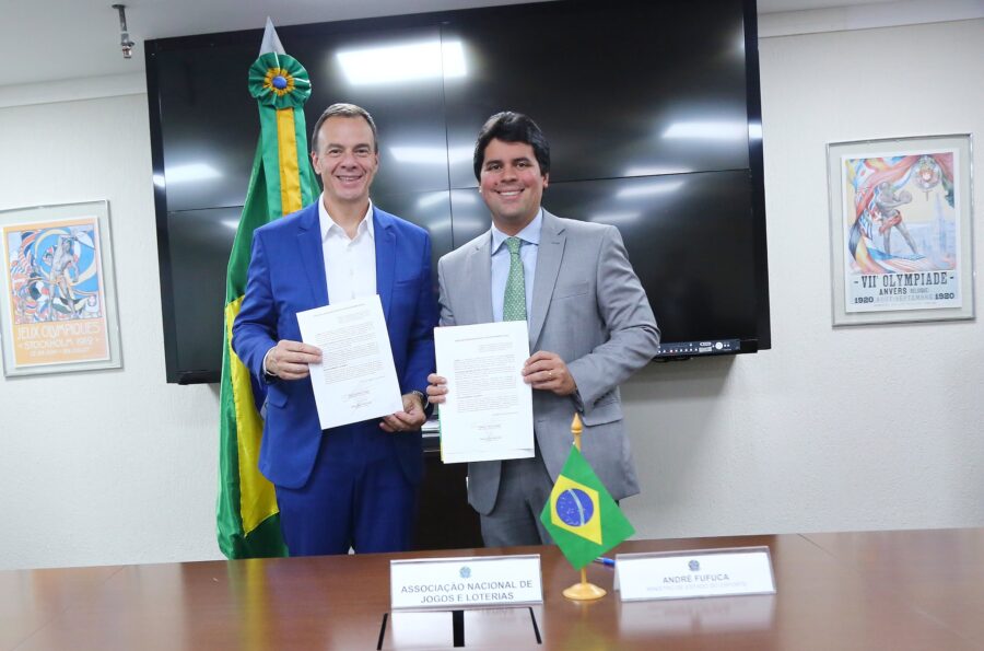 El presidente de la ANJL, Plínio Augusto Lemos Jorge, junto con el ministro de deportes André Fufuca, durante la firma del acuerdo. Foto: Ronaldo Caldas/MEsp.