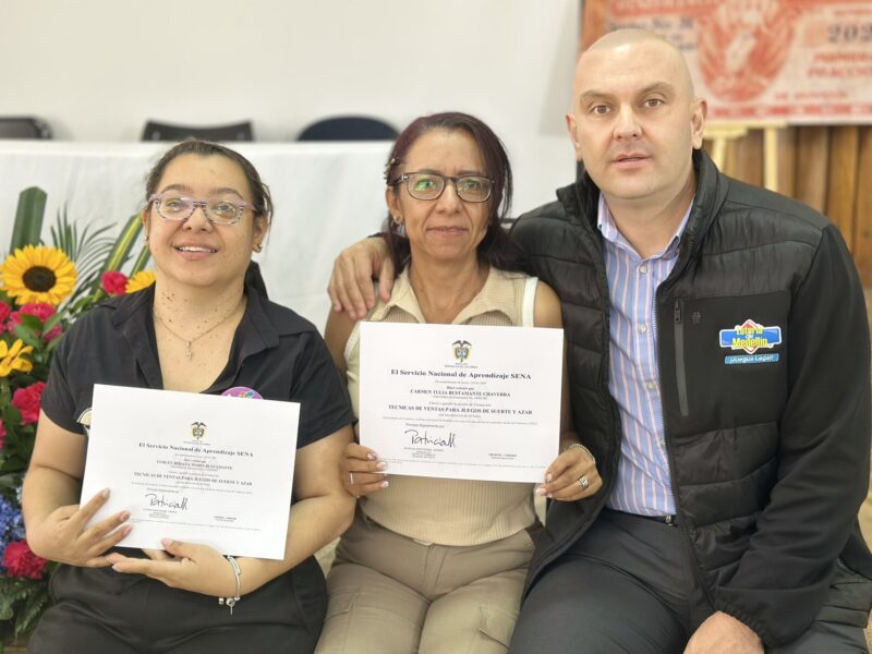 Néstor Fernando Zuluaga Giraldo junto a dos de las loteras que recibieron su certificación. Foto: Lotería de Medellín.
