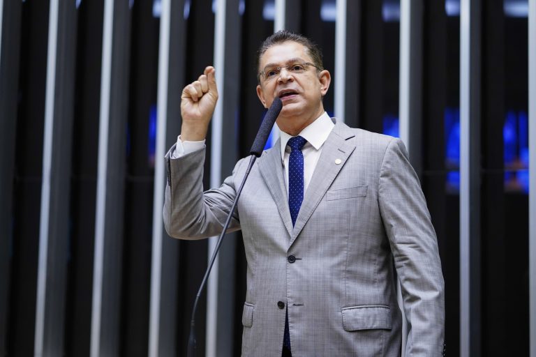 Sóstenes Cavalcante, autor de la propuesta.