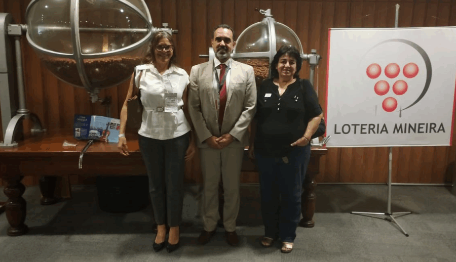 Onésimo Moreira (Director General de Lotería Mineira) junto a las representantes de CearaPar, Luisa Martins (CEO) y Sílvia Bezerra (Asesora Legal). Foto: LEMG.